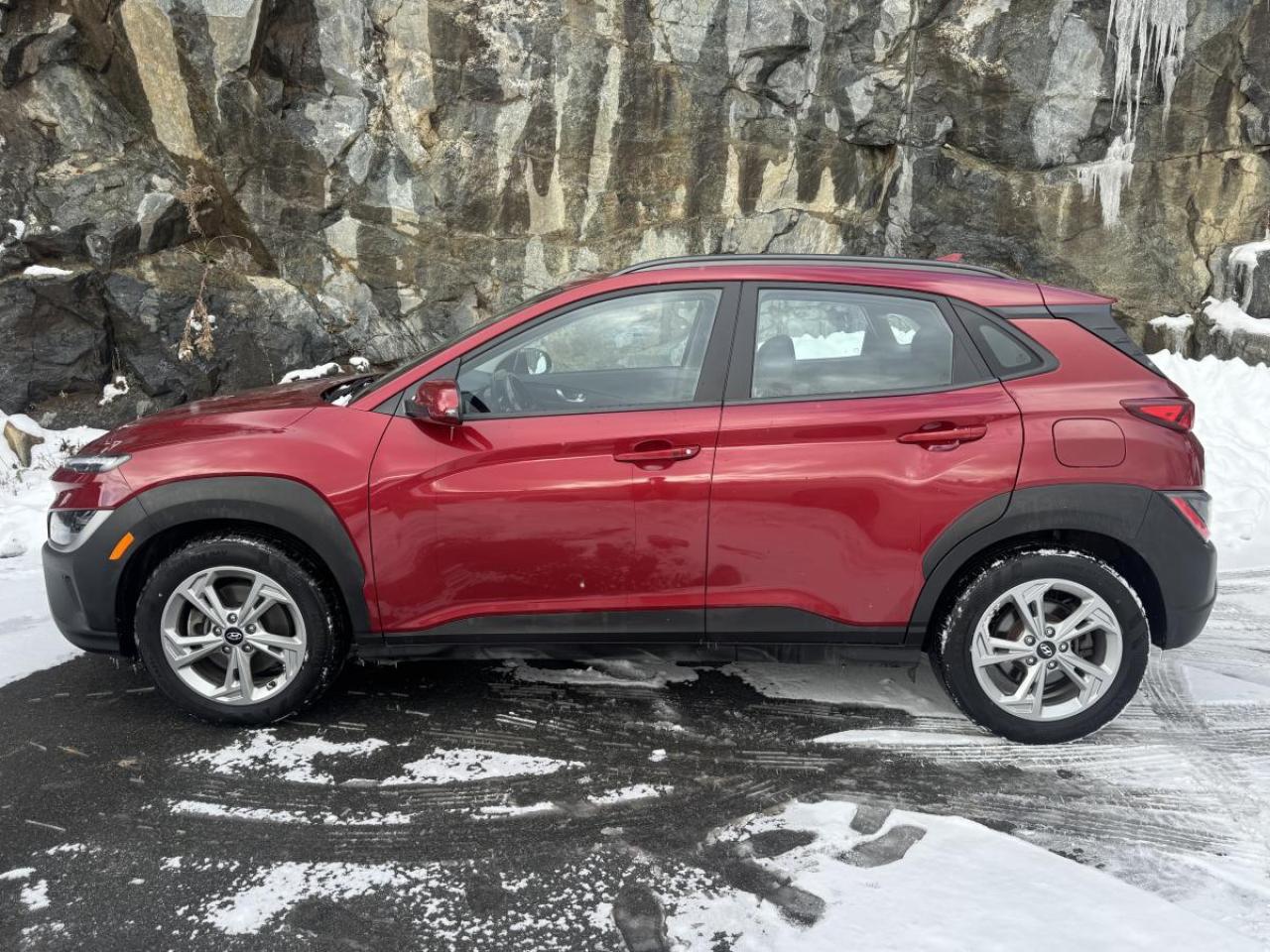 2023 Hyundai KONA 2.0L Preferred AWD w/Sun &amp; Leather Package Photo3