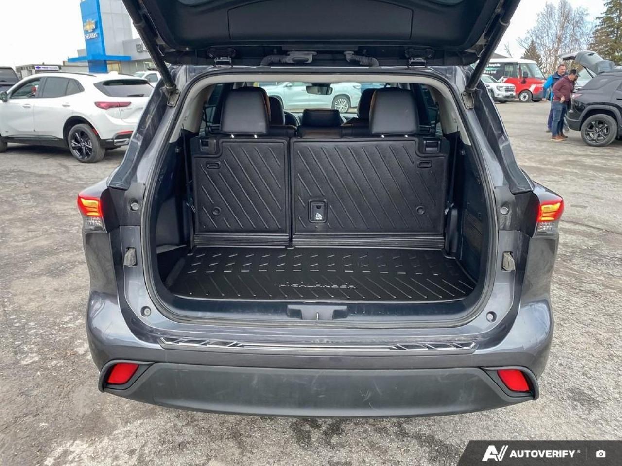 2020 Toyota Highlander XLE  - Sunroof -  Power Liftgate Photo