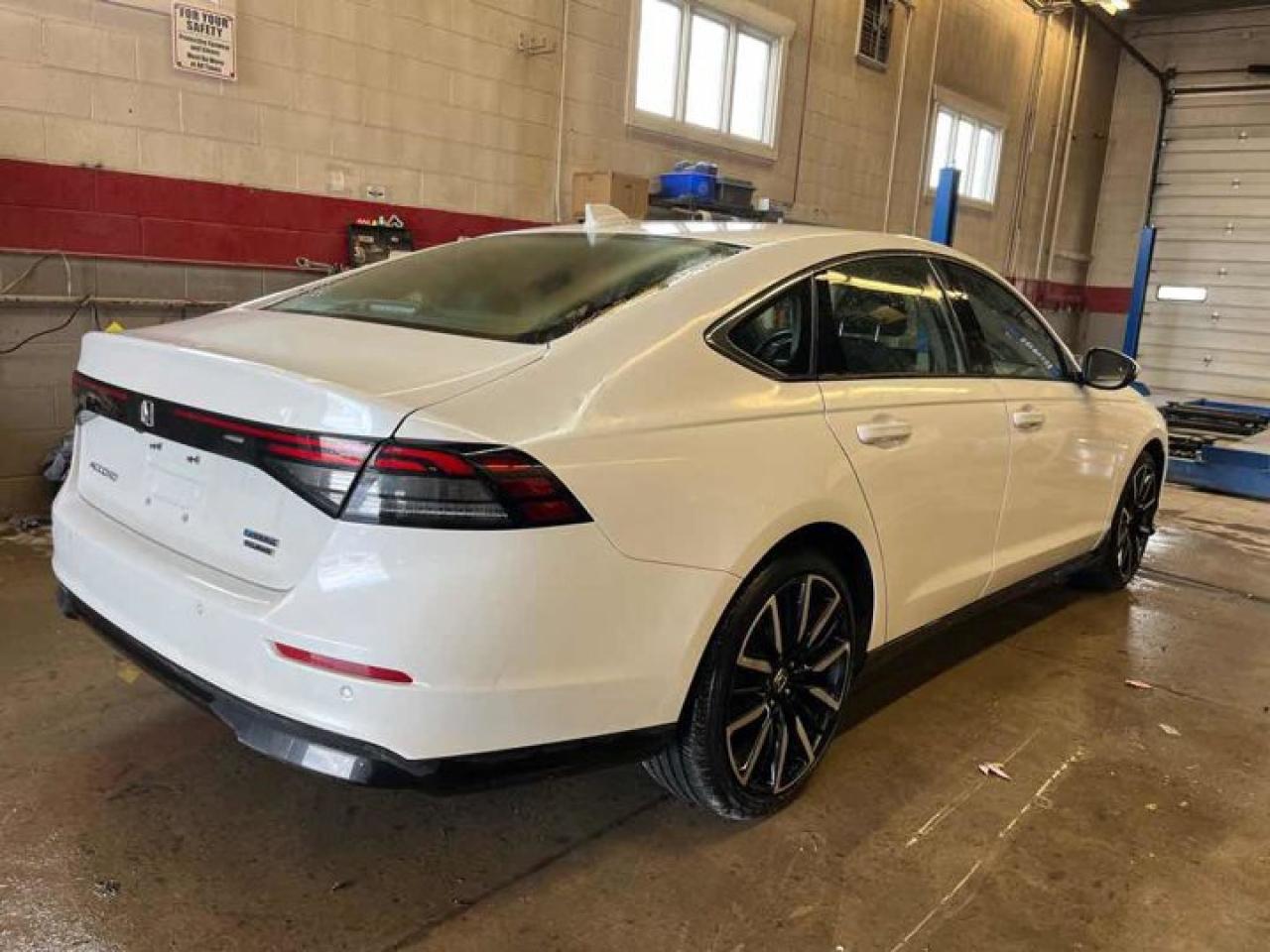 2024 Honda Accord Hybrid Touring | Leather | Sunroof | Nav | Adaptive Cruise | Cooled + Heated Seats | Heated Wheel & More ! Photo3