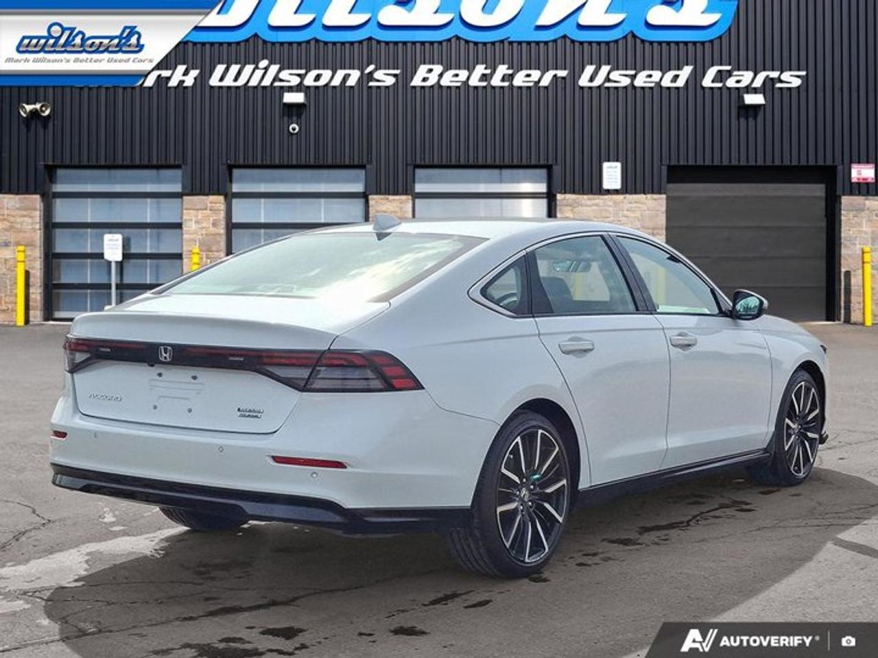 2024 Honda Accord Hybrid Touring | Leather | Sunroof | Nav | Adaptive Cruise | Cooled + Heated Seats | Heated Wheel & More ! Photo4