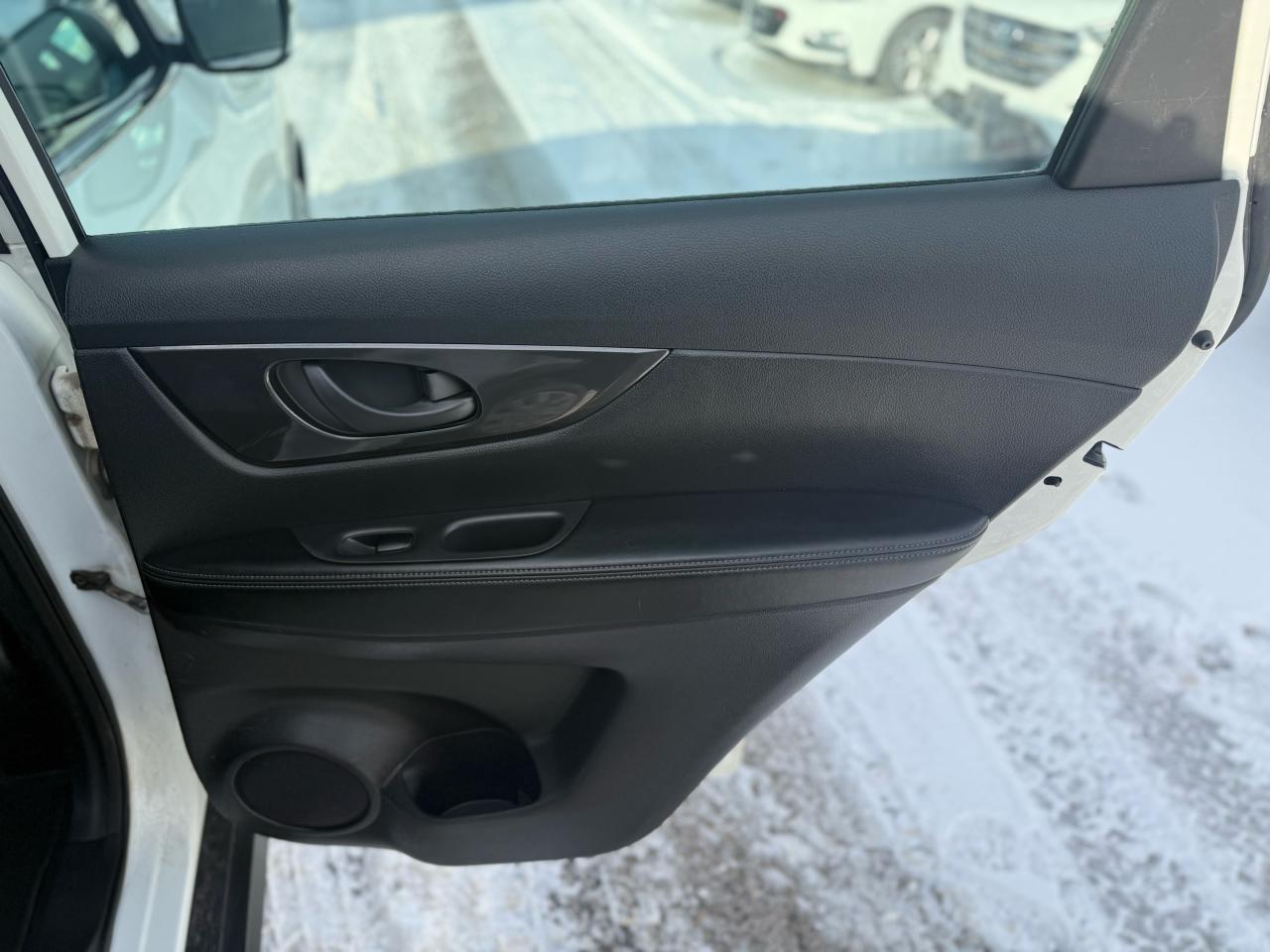 2020 Nissan Rogue SV Photo