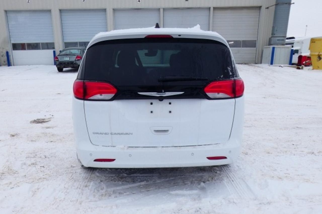 2024 Chrysler Grand Caravan SXT 2WD w/Htd cloth, Htd wheel, NAV, BUC - Photo #7