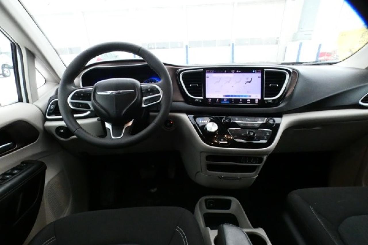 2024 Chrysler Grand Caravan SXT 2WD w/Htd cloth, Htd wheel, NAV, BUC - Photo #12