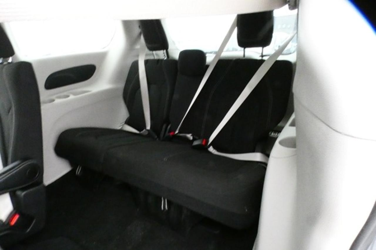 2024 Chrysler Grand Caravan SXT 2WD w/Htd cloth, Htd wheel, NAV, BUC - Photo #9