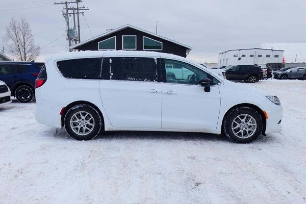 2024 Chrysler Grand Caravan SXT 2WD w/Htd cloth, Htd wheel, NAV, BUC - Photo #5