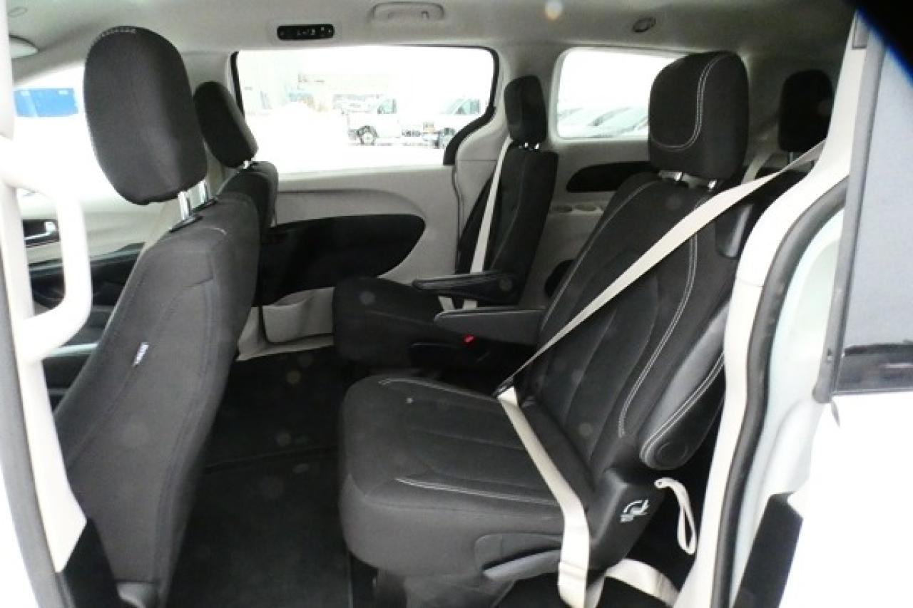 2024 Chrysler Grand Caravan SXT 2WD w/Htd cloth, Htd wheel, NAV, BUC - Photo #10