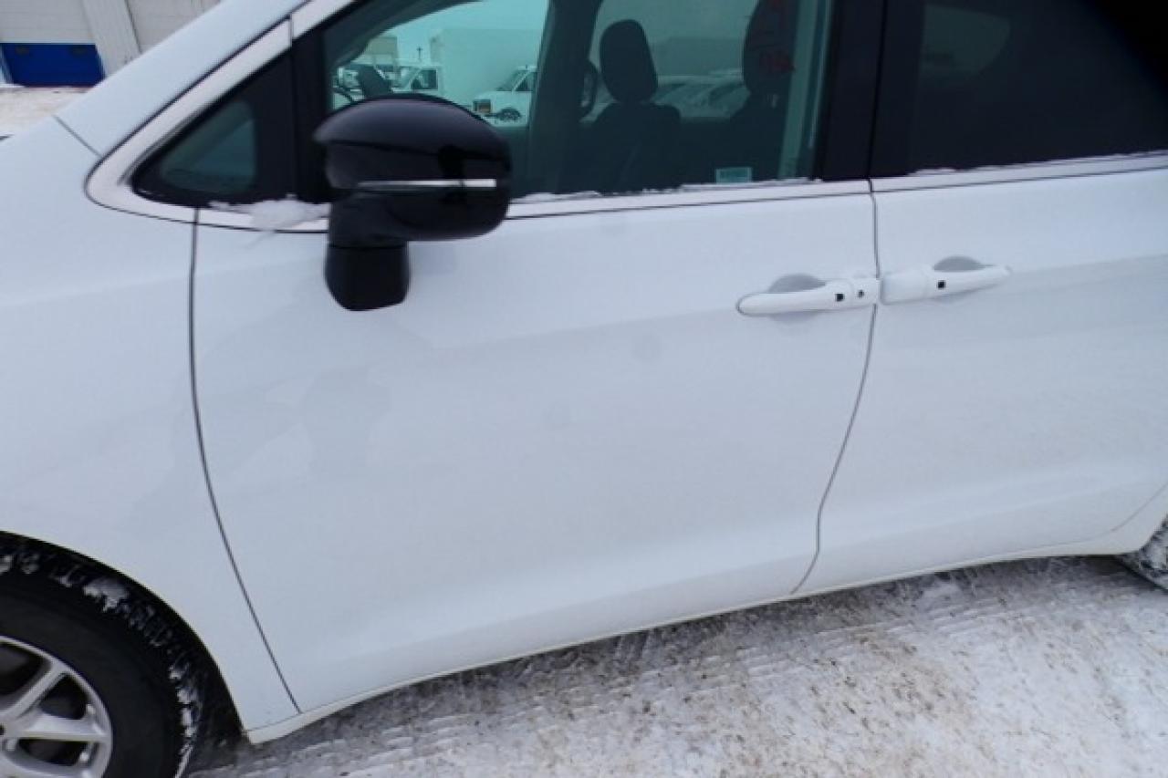 2024 Chrysler Grand Caravan SXT 2WD w/Htd cloth, Htd wheel, NAV, BUC - Photo #24