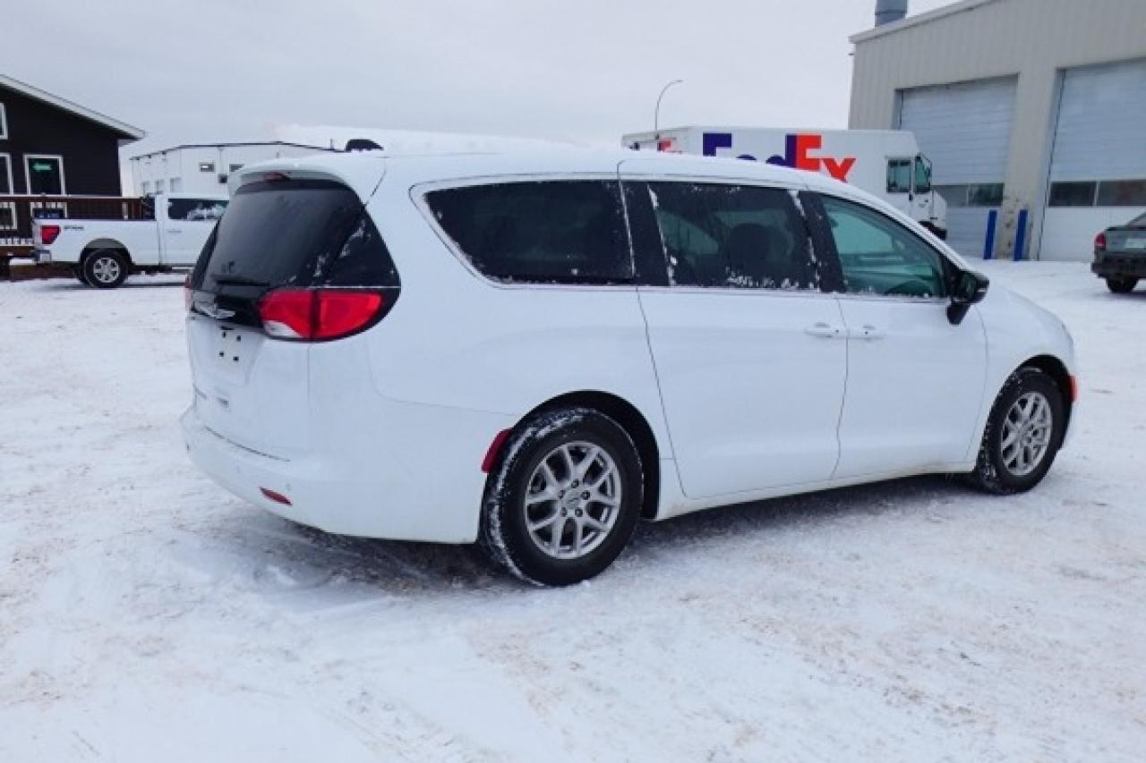 2024 Chrysler Grand Caravan SXT 2WD w/Htd cloth, Htd wheel, NAV, BUC - Photo #6