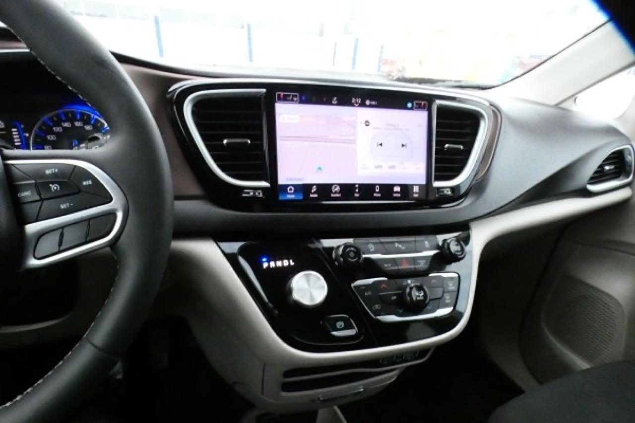 2024 Chrysler Grand Caravan SXT 2WD w/Htd cloth, Htd wheel, NAV, BUC - Photo #16