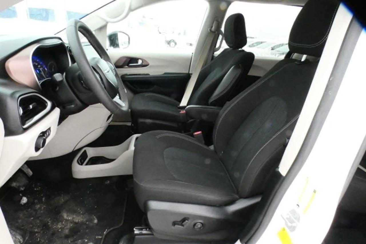 2024 Chrysler Grand Caravan SXT 2WD w/Htd cloth, Htd wheel, NAV, BUC - Photo #11