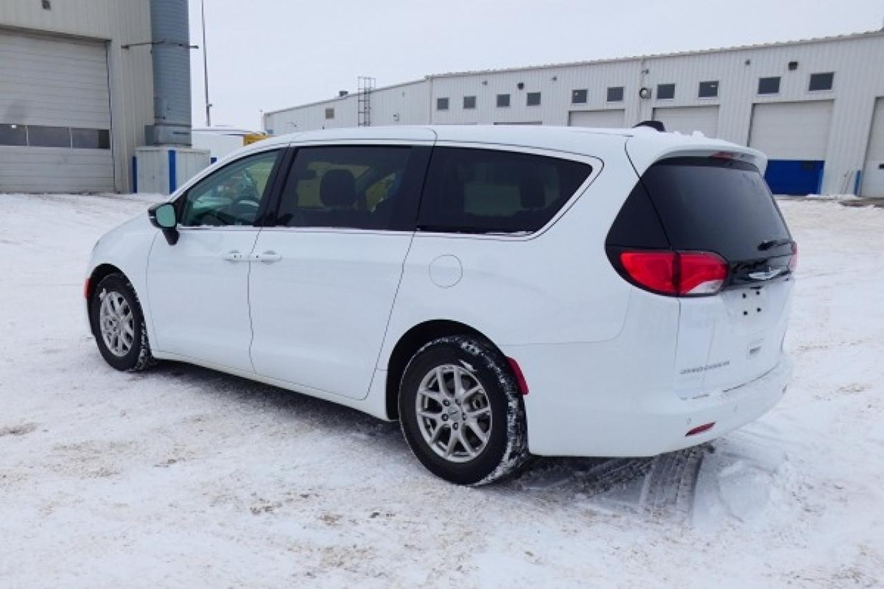 2024 Chrysler Grand Caravan SXT 2WD w/Htd cloth, Htd wheel, NAV, BUC - Photo #8