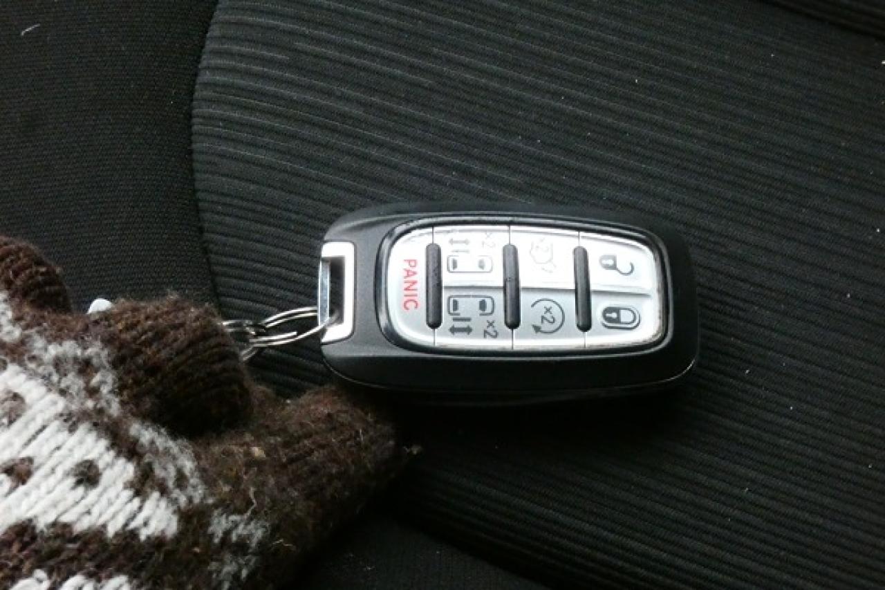 2024 Chrysler Grand Caravan SXT 2WD w/Htd cloth, Htd wheel, NAV, BUC - Photo #19