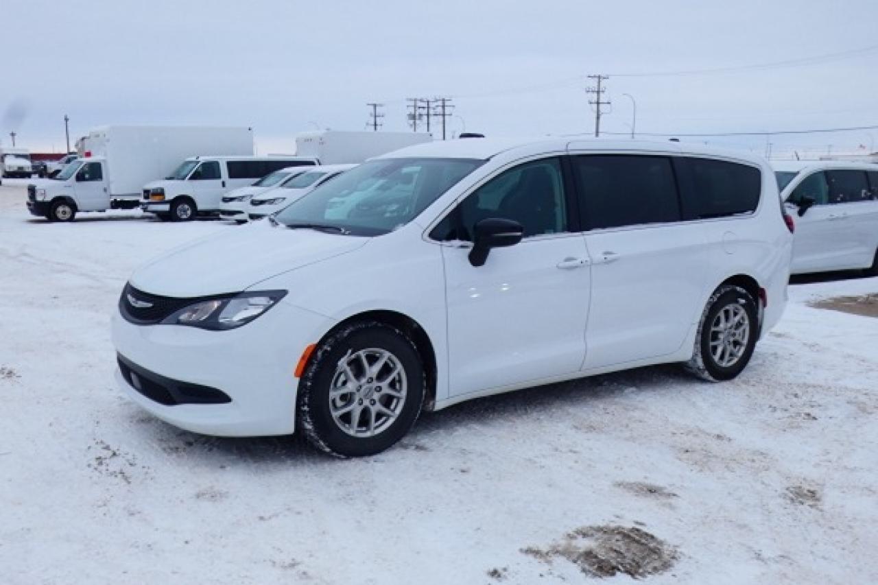 2024 Chrysler Grand Caravan SXT 2WD w/Htd cloth, Htd wheel, NAV, BUC - Photo #2