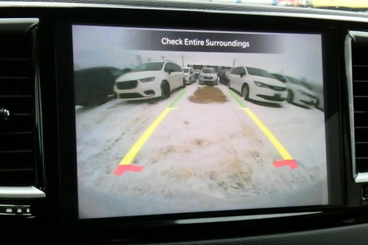 2024 Chrysler Grand Caravan SXT 2WD w/Htd cloth, Htd wheel, NAV, BUC - Photo #15