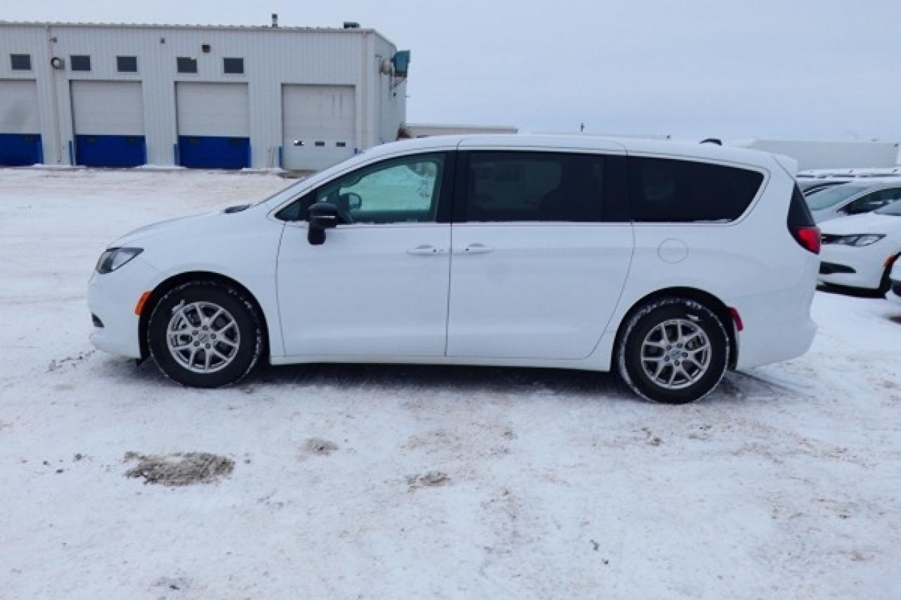 2024 Chrysler Grand Caravan SXT 2WD w/Htd cloth, Htd wheel, NAV, BUC - Photo #1