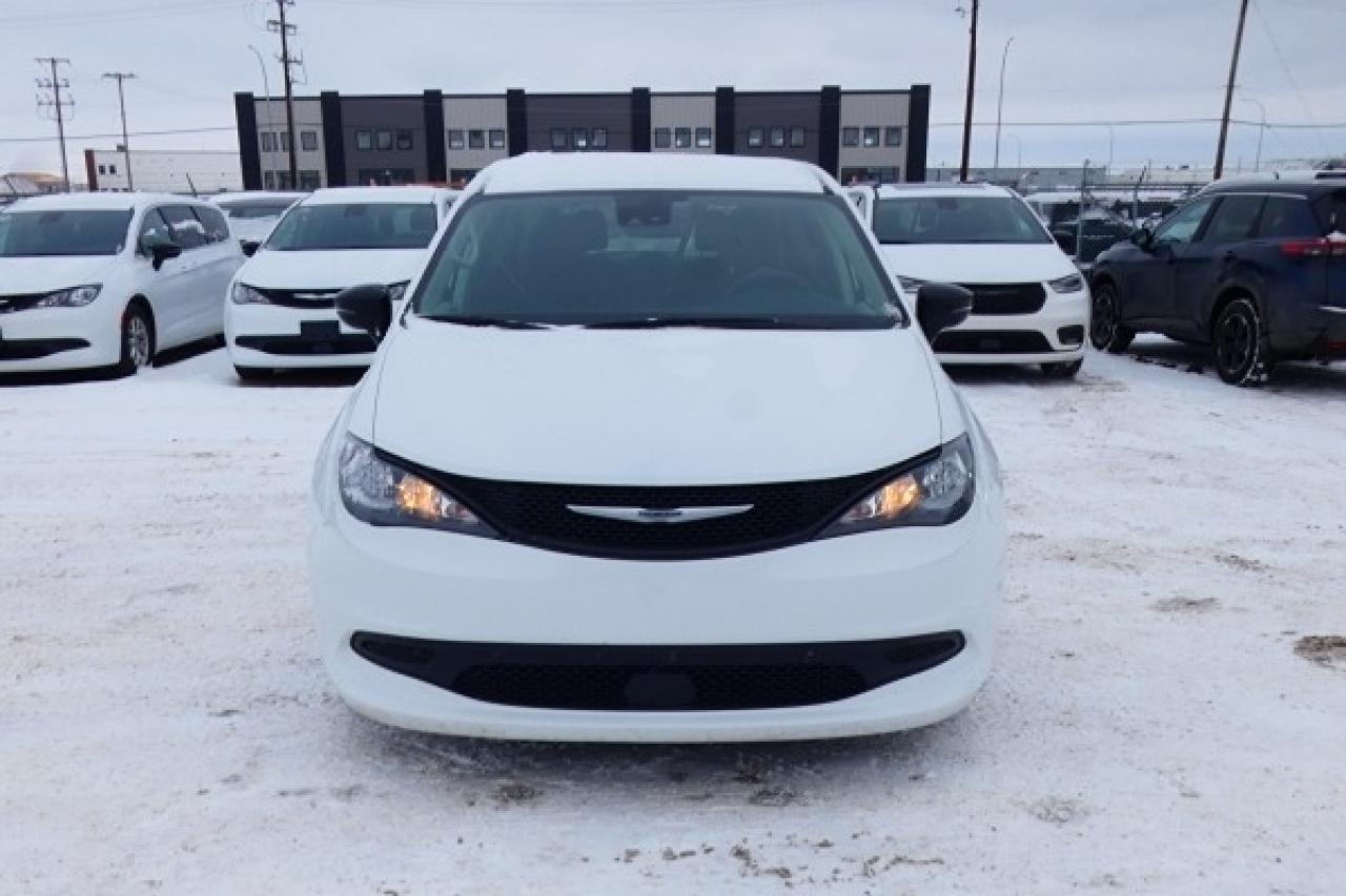 2024 Chrysler Grand Caravan SXT 2WD w/Htd cloth, Htd wheel, NAV, BUC - Photo #3