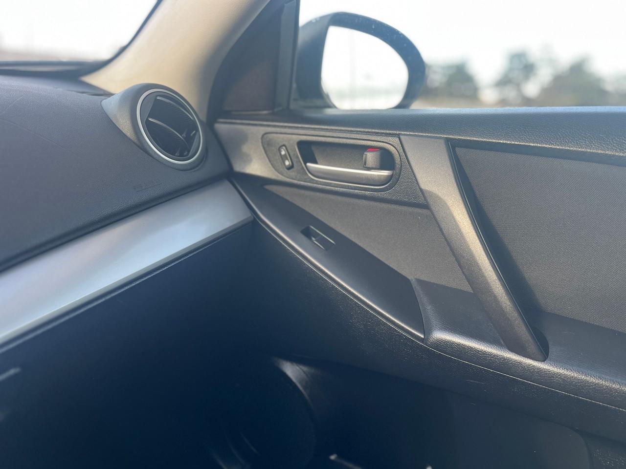 2012 Mazda MAZDA3 4dr Sdn Auto GX Photo