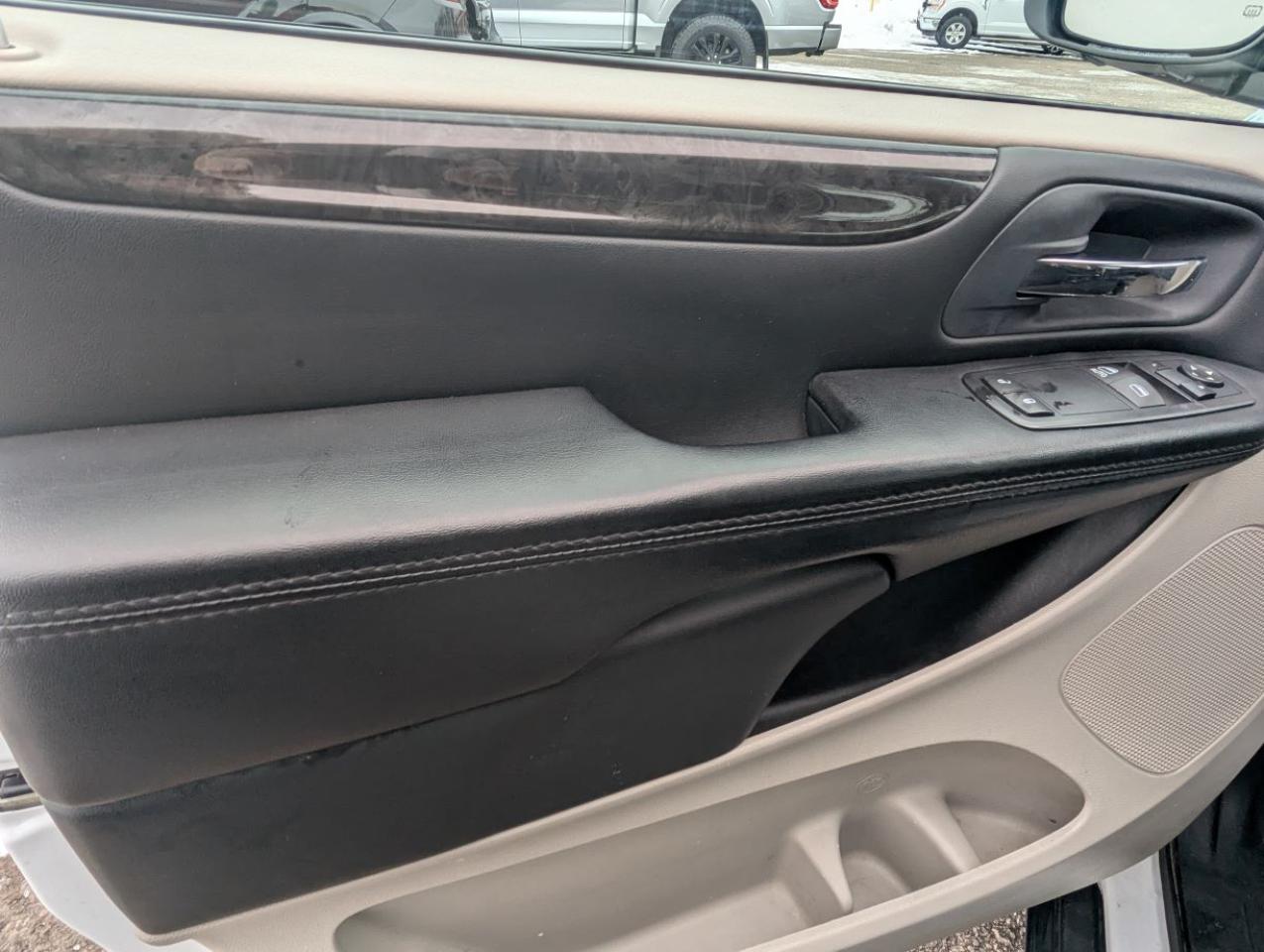 2016 Dodge Grand Caravan SXT WITH FULL STOW-N-GO!! Photo