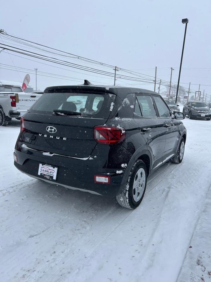 2022 Hyundai Venue Essential Photo3