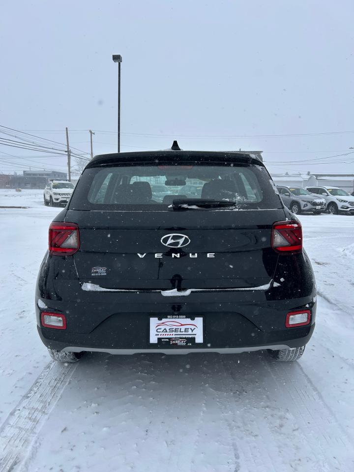 2022 Hyundai Venue Essential Photo4
