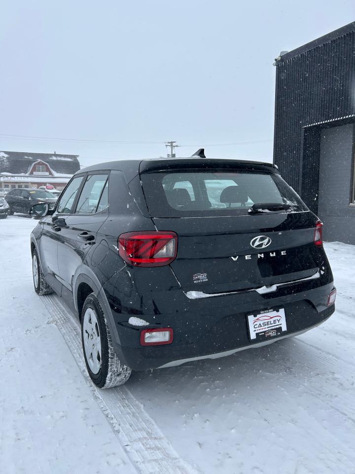 2022 Hyundai Venue Essential - Photo #6