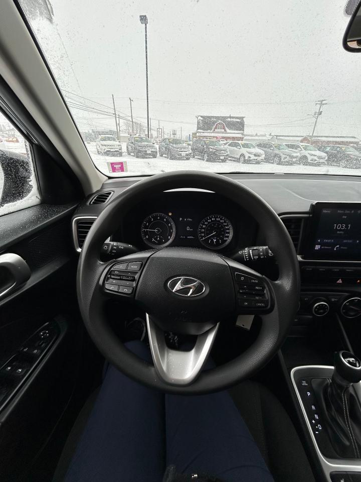 2022 Hyundai Venue Essential - Photo #9