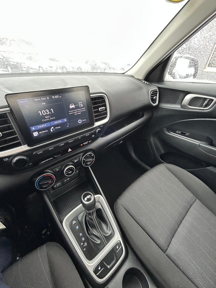 2022 Hyundai Venue Essential - Photo #10