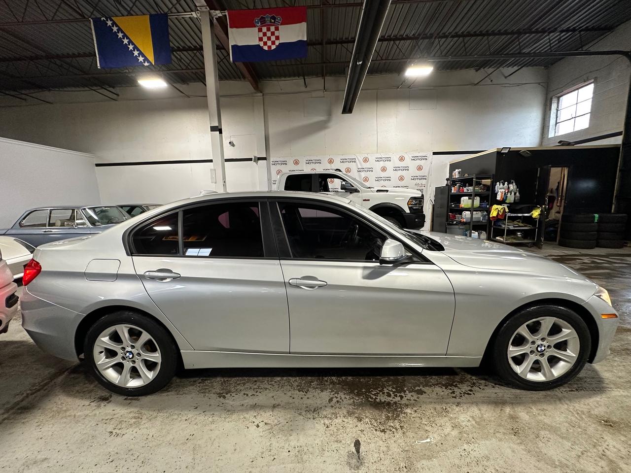 2013 BMW 3 Series 328i xDrive | SUNROOF | HEATED SEATS | BLUETOTH Photo4