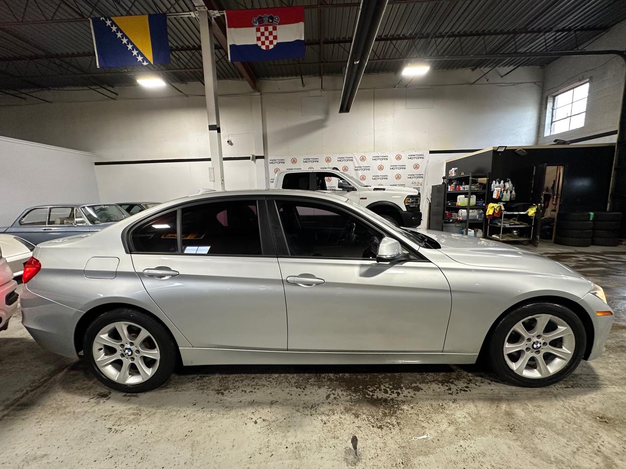 2013 BMW 3 Series 328i xDrive | SUNROOF | HEATED SEATS | BLUETOTH - Photo #3