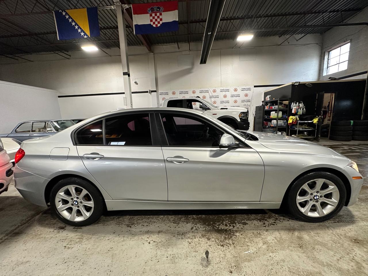 2013 BMW 3 Series 328i xDrive | SUNROOF | HEATED SEATS | BLUETOTH Photo