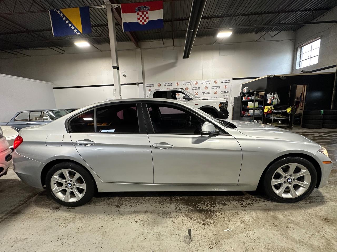 2013 BMW 3 Series 328i xDrive | SUNROOF | HEATED SEATS | BLUETOTH - Photo #4