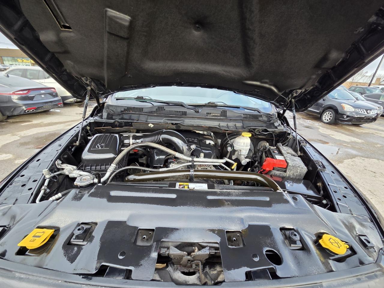 2019 RAM 1500 Classic WARLOCK, BLACK WHEELS, CREW, SCREEN, CERTIFIED - Photo #14