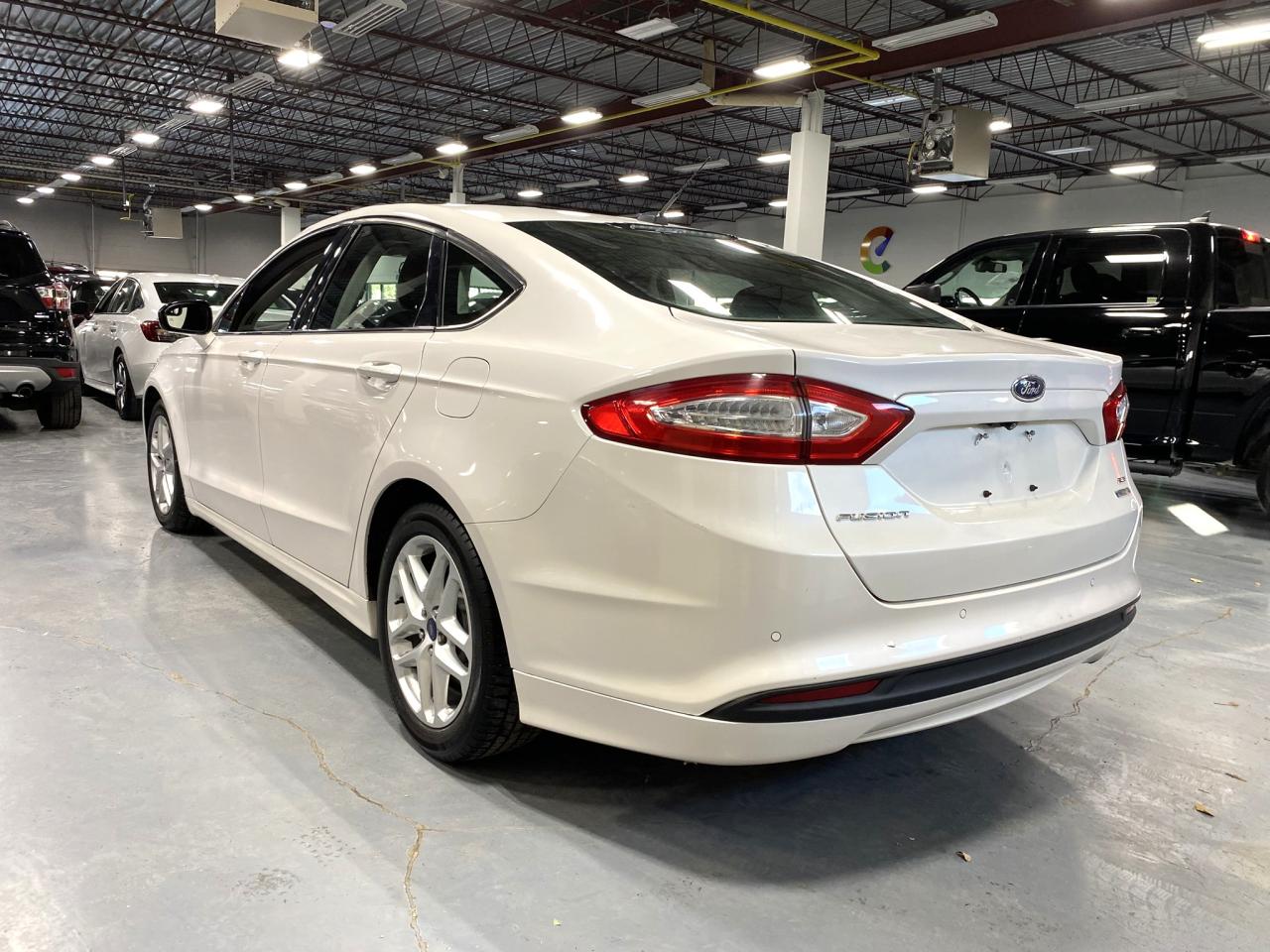 2015 Ford Fusion SE Photo2