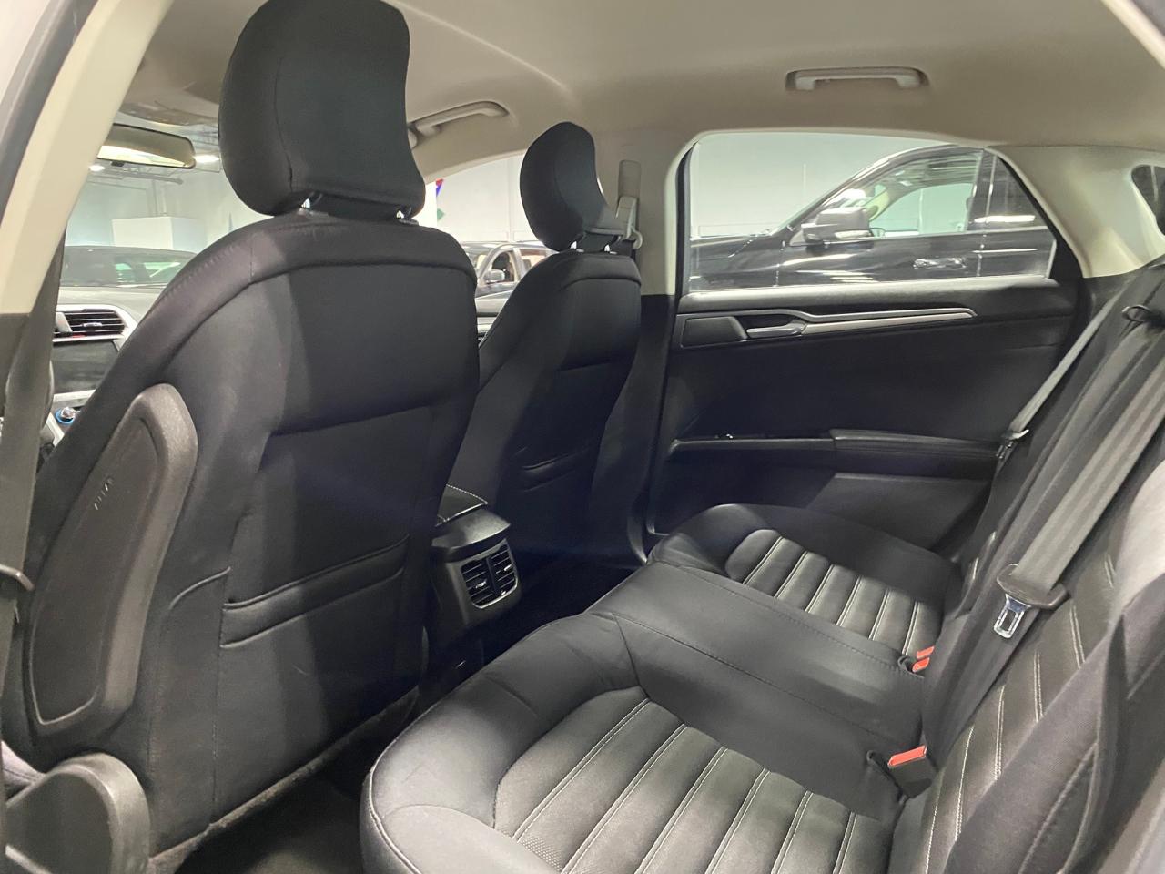 2015 Ford Fusion SE - Photo #16