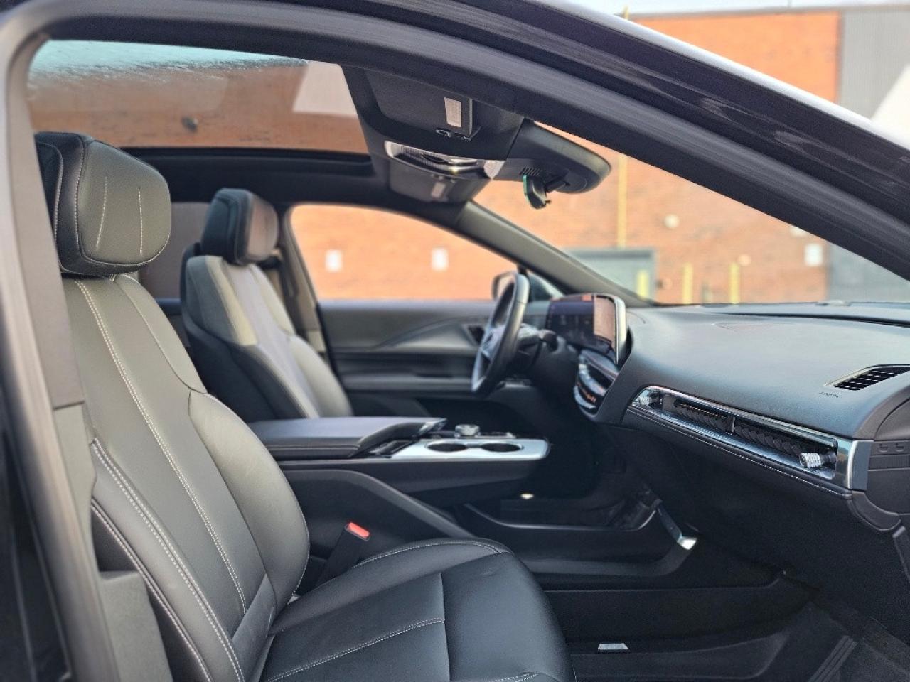 2024 Cadillac LYRIQ TECH-ELECTRIC-500KM RANGE-LEATHER-PANO ROOF Photo