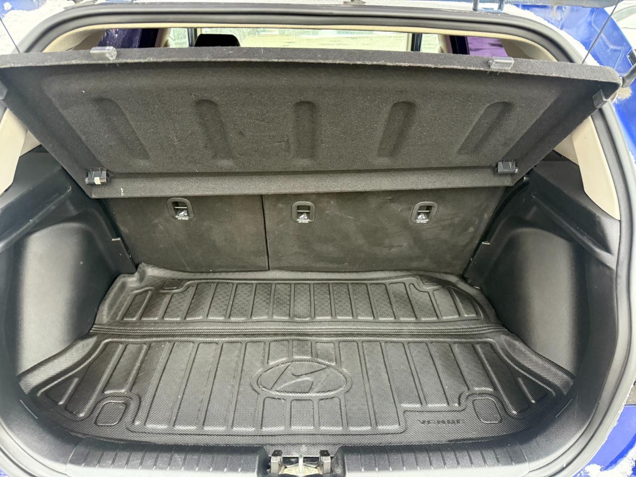 2021 Hyundai Venue Trend w/Urban PKG - Black Interior (IVT) Photo4