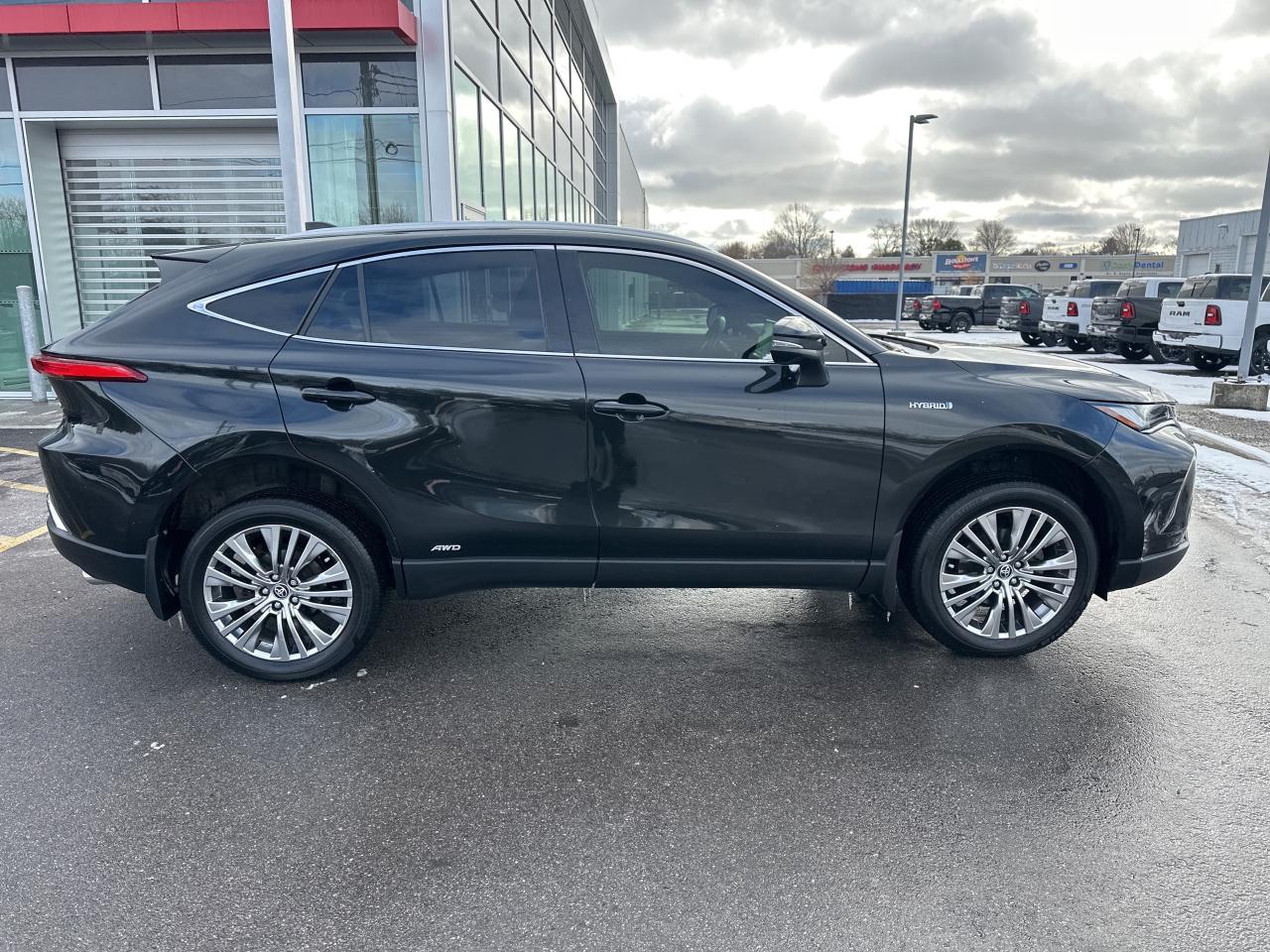 2021 Toyota Venza XLE Photo3