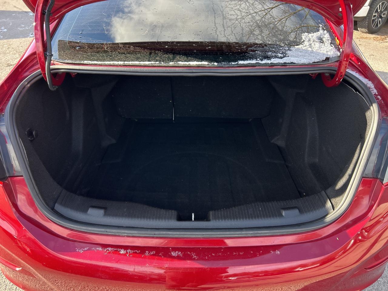 2018 Chevrolet Cruze MANUAL TRANSMISSION, BACK UP CAM, HEATED CLOTH! - Photo #11