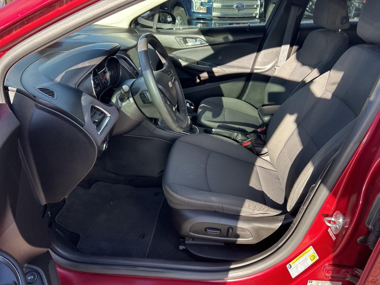 2018 Chevrolet Cruze MANUAL TRANSMISSION, BACK UP CAM, HEATED CLOTH! - Photo #15