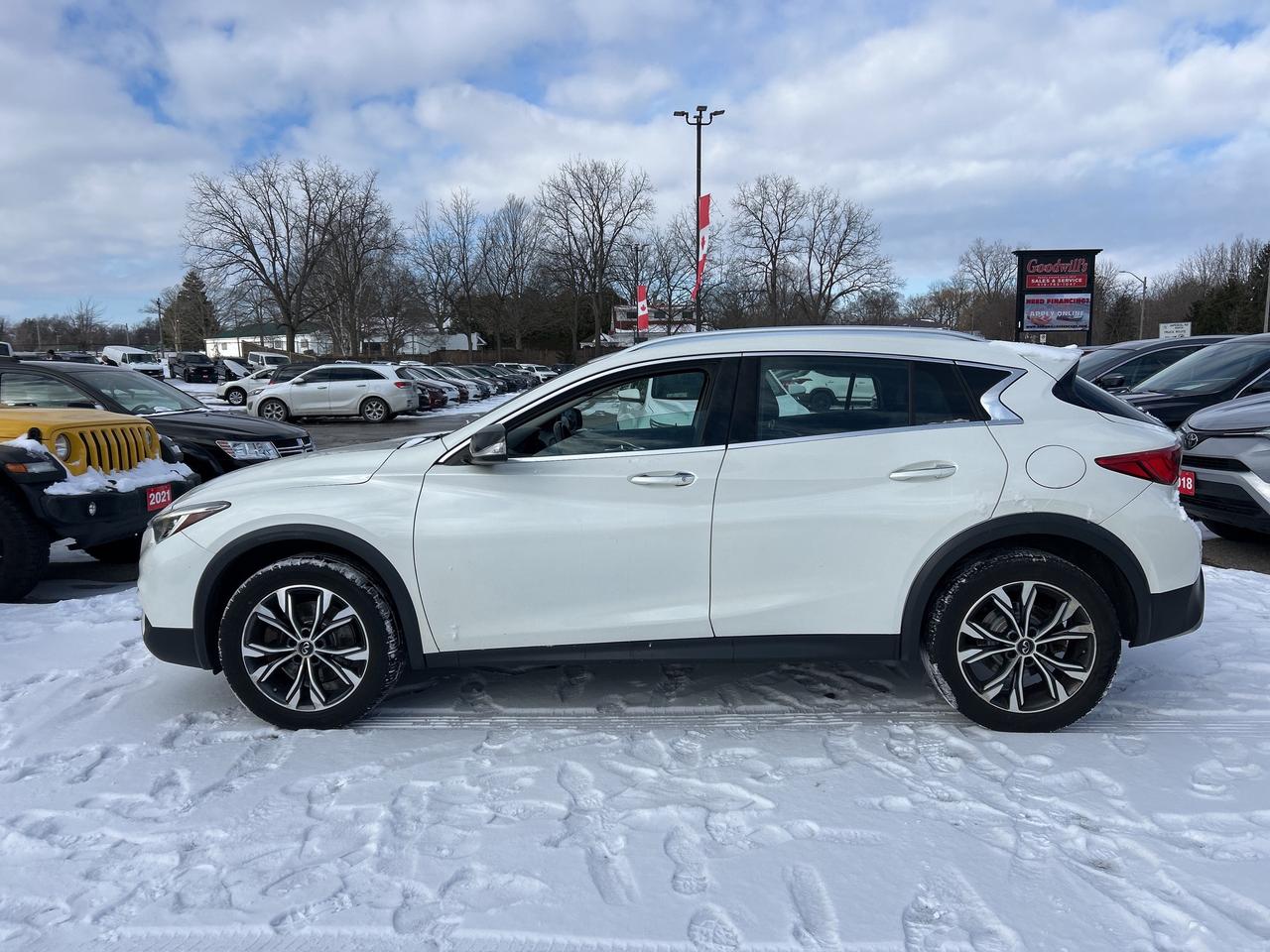 2018 Infiniti QX30 AWD, HEATED CLOTH SEATS, BACK UP CAMERA! - Photo #9