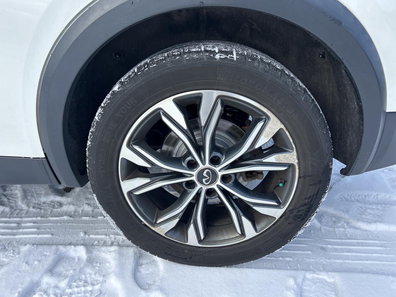 2018 Infiniti QX30 AWD, HEATED CLOTH SEATS, BACK UP CAMERA! - Photo #10