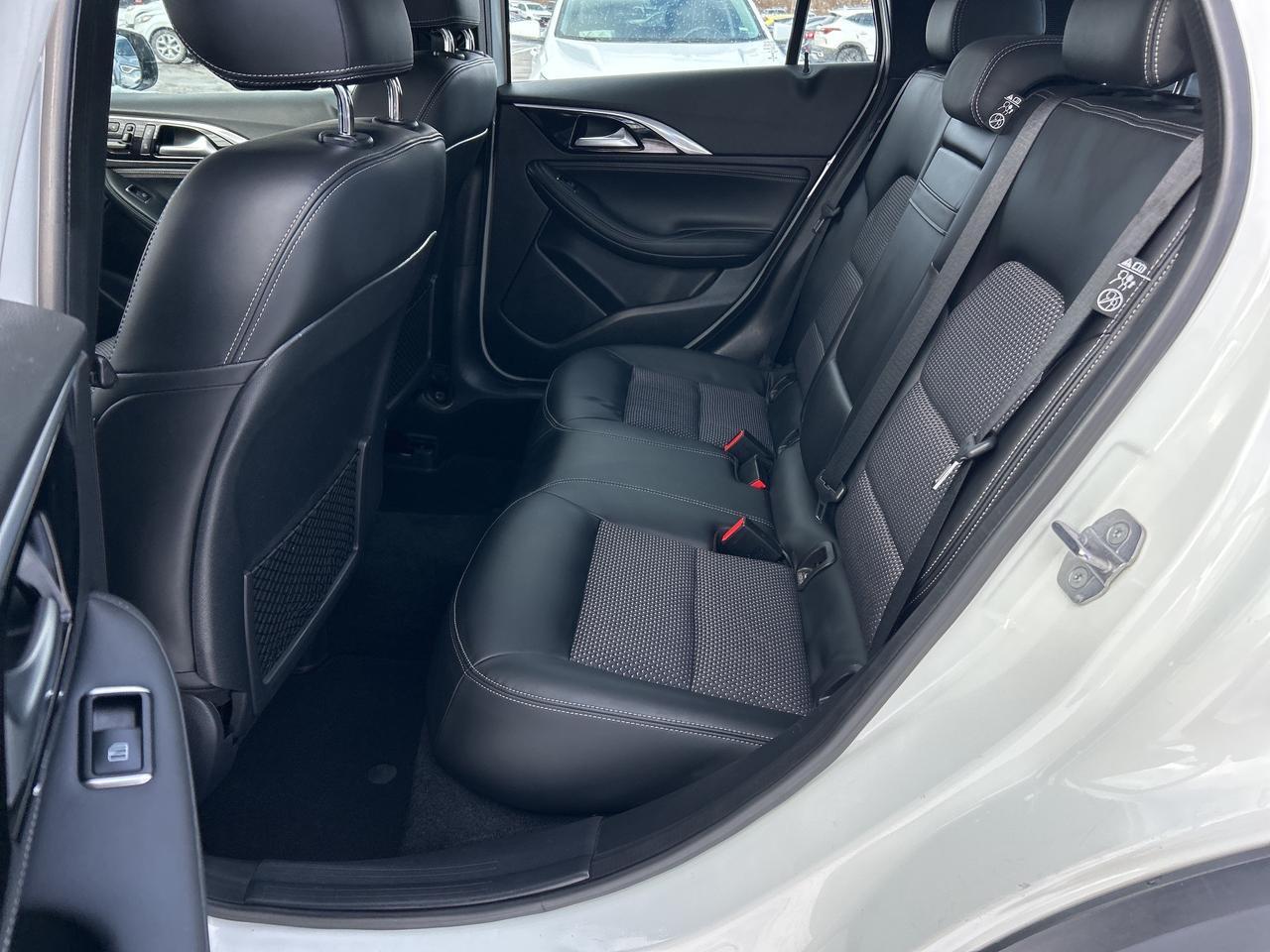 2018 Infiniti QX30 AWD, HEATED CLOTH SEATS, BACK UP CAMERA! - Photo #12