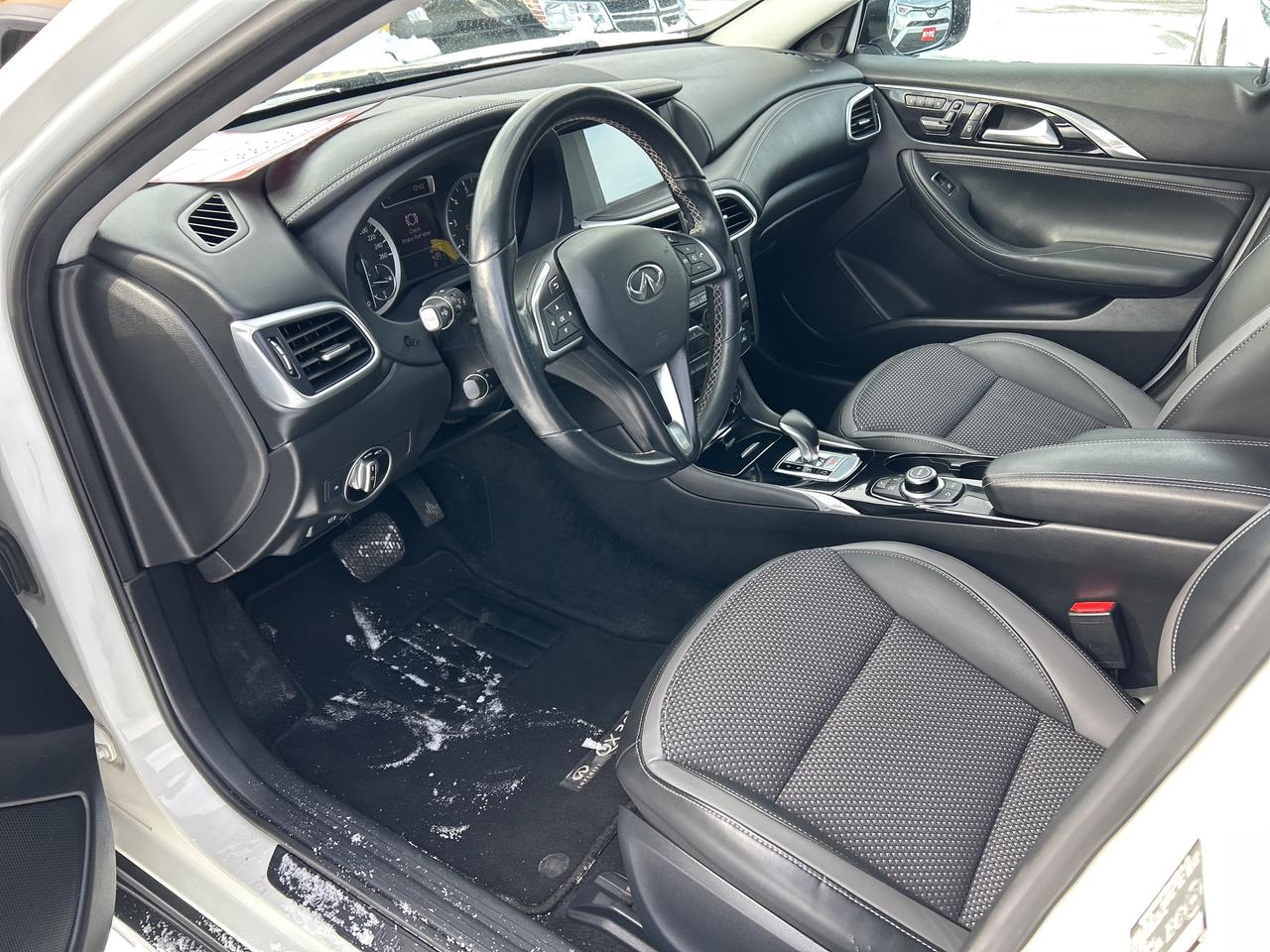 2018 Infiniti QX30 AWD, HEATED CLOTH SEATS, BACK UP CAMERA! - Photo #14