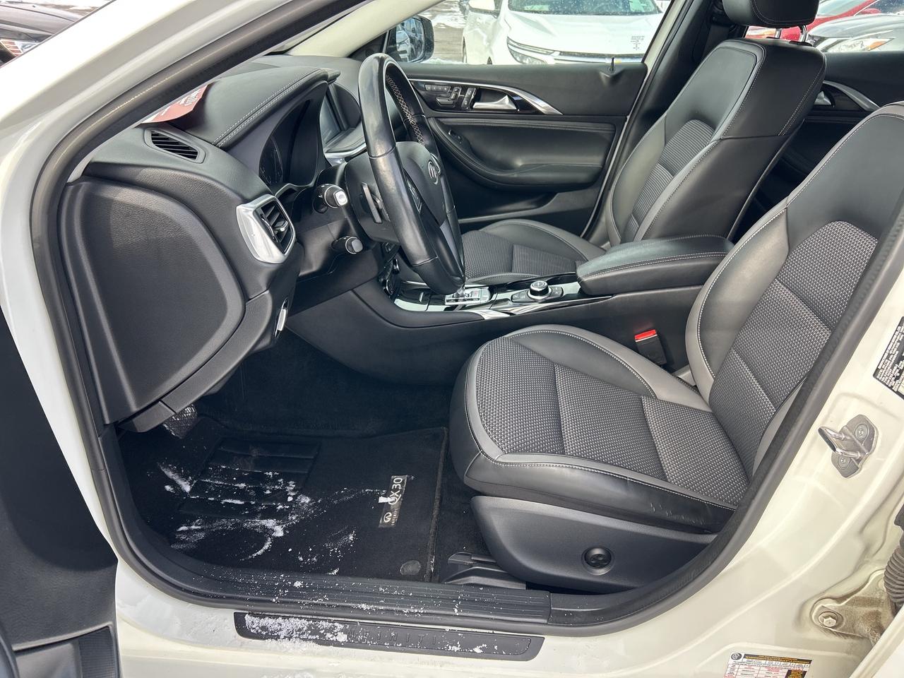 2018 Infiniti QX30 AWD, HEATED CLOTH SEATS, BACK UP CAMERA! - Photo #15