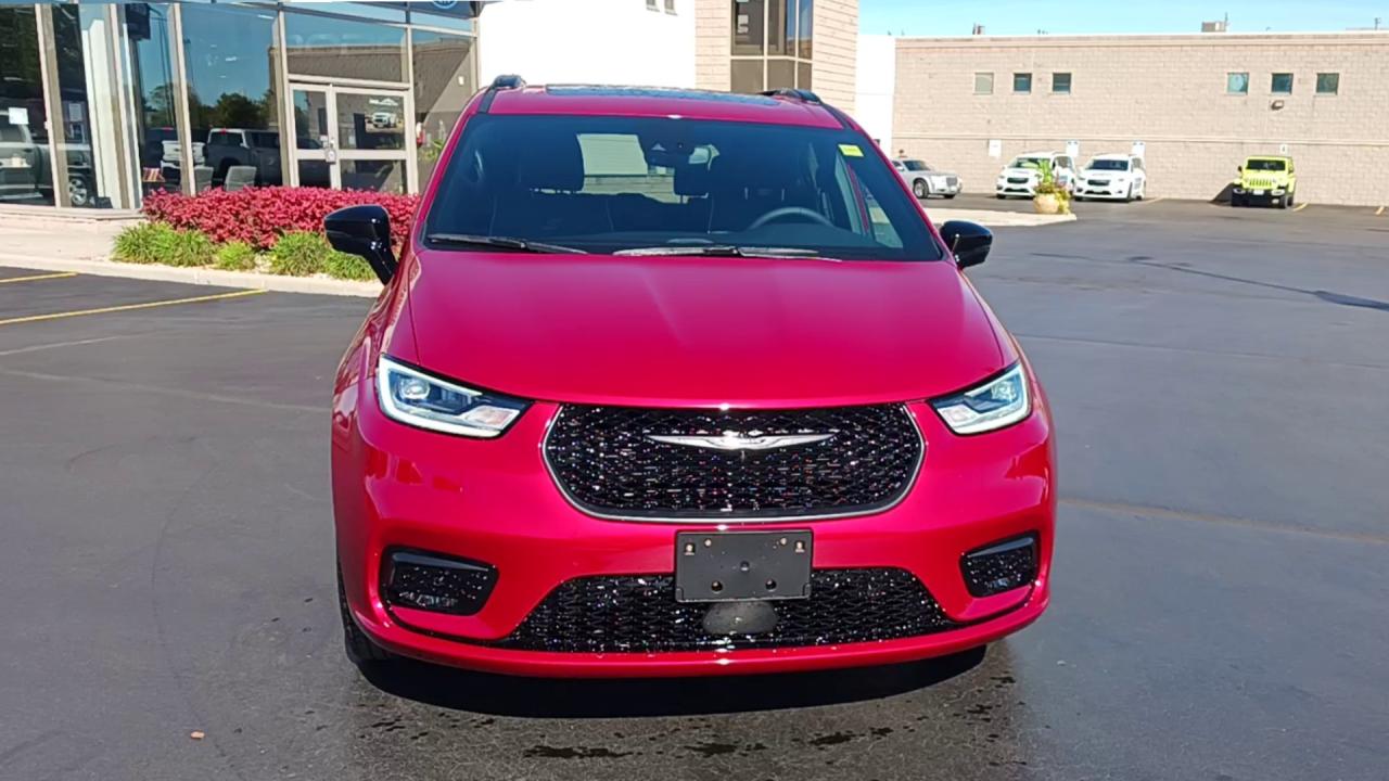 2026 Chrysler Pacifica Limited FWD Photo2