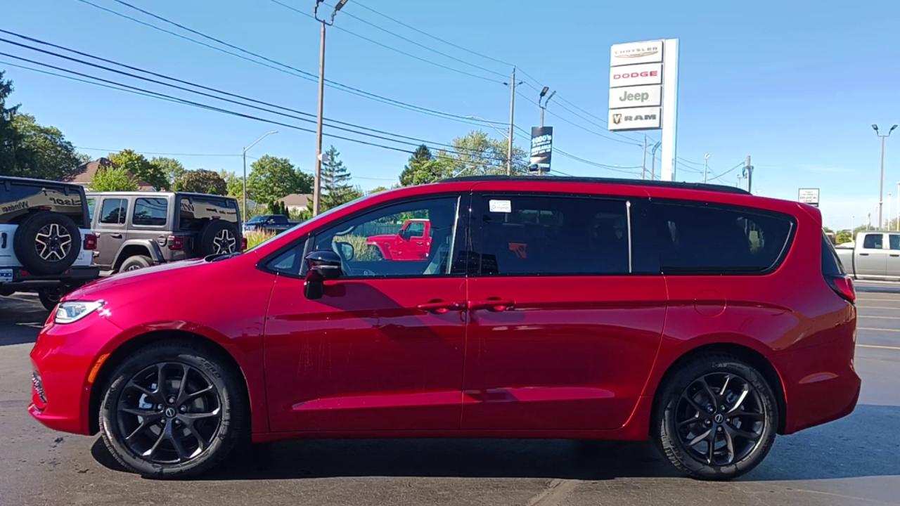 2026 Chrysler Pacifica Limited FWD Photo4