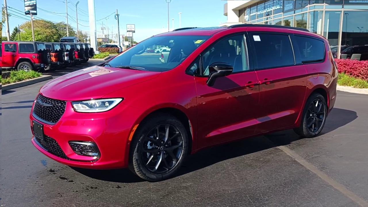 2026 Chrysler Pacifica Limited FWD Photo3