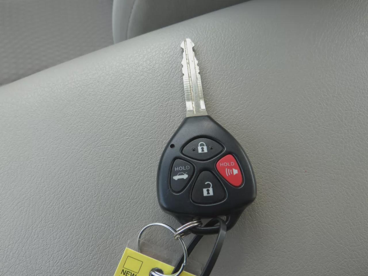 2011 Toyota Camry LE (**RARE!!!**VERY LOW KM!!**CLEAN TITLE/NO ACCIDENTS!!**SAFETY/CERTIFIED!!**ALLOY RIMS**POWER SEATS**CRUISE CONTROL**BLUETOOTH**CD PLAYER**A/C**POWER LOCKS**) Photo