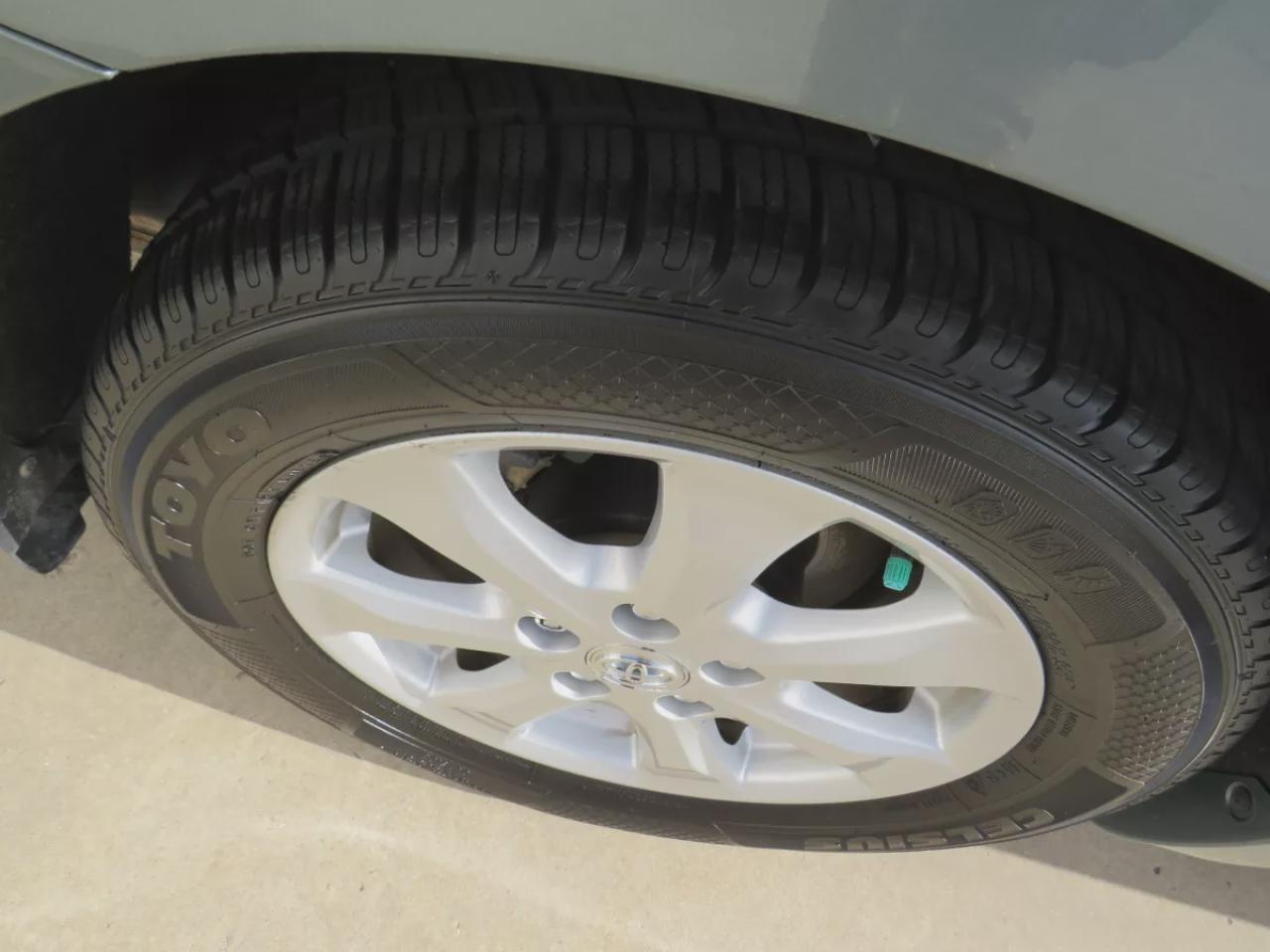 2011 Toyota Camry LE (**RARE!!!**VERY LOW KM!!**CLEAN TITLE/NO ACCIDENTS!!**SAFETY/CERTIFIED!!**ALLOY RIMS**POWER SEATS**CRUISE CONTROL**BLUETOOTH**CD PLAYER**A/C**POWER LOCKS**) Photo