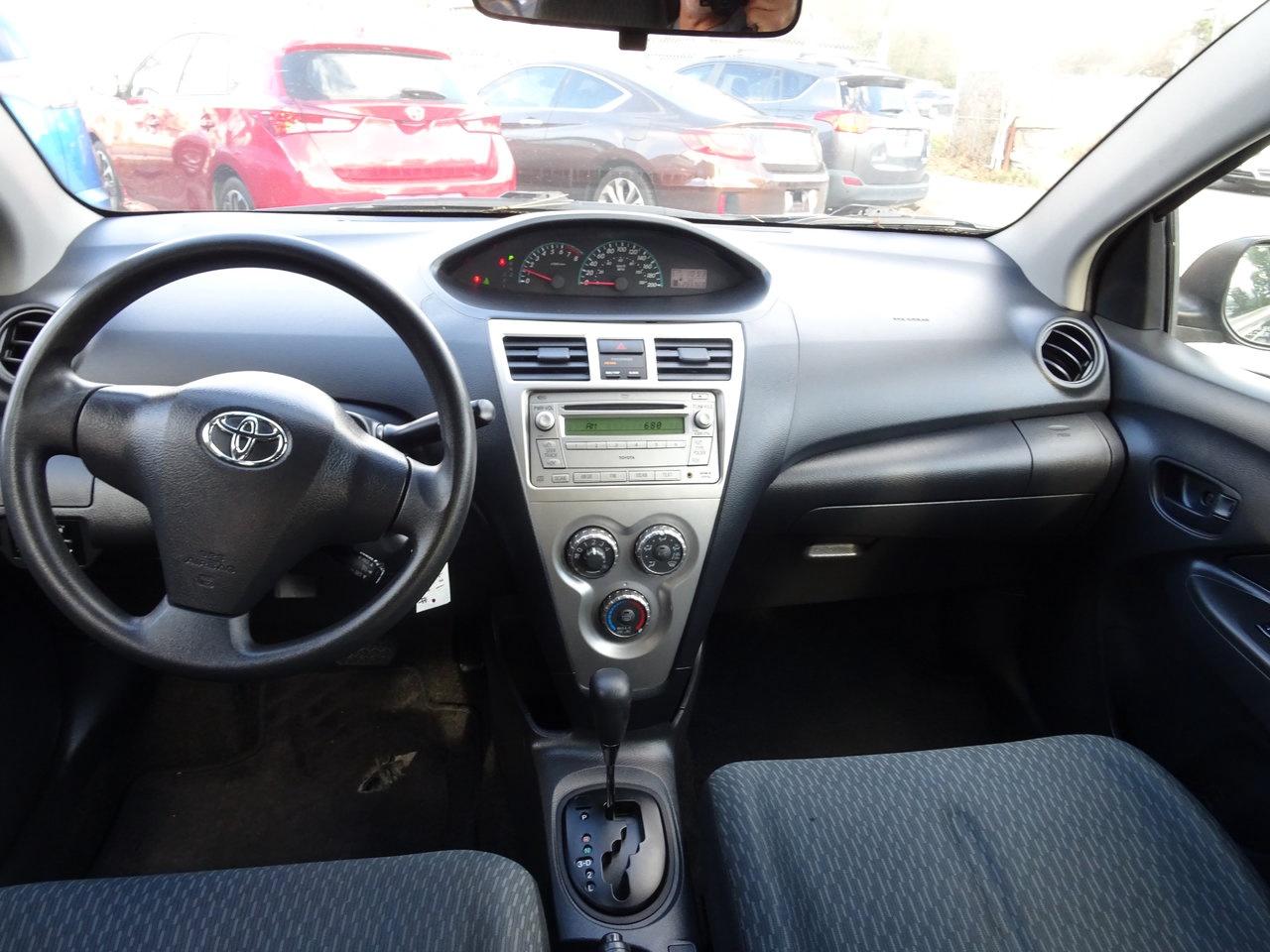 2009 Toyota Yaris LE - Photo #12